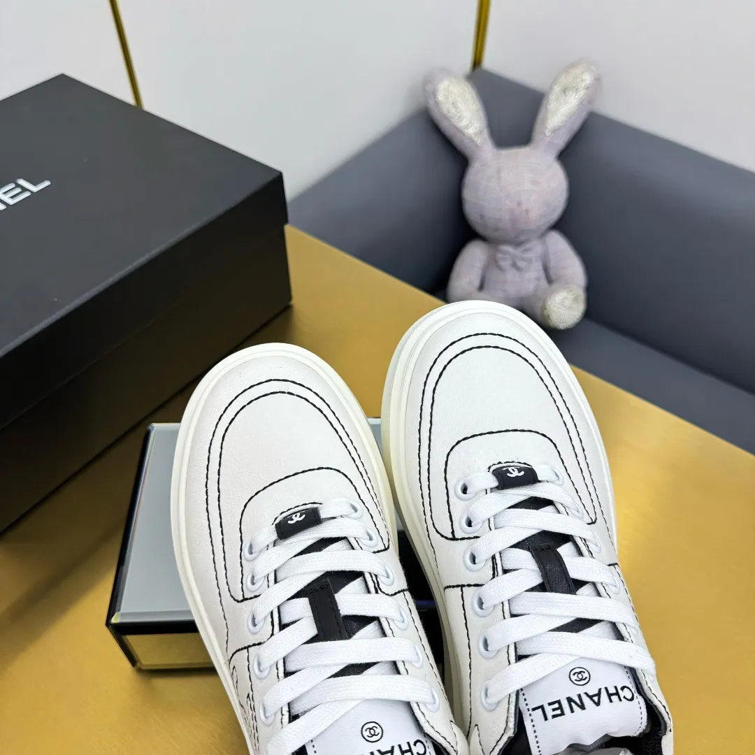 👟👟Ex-factory price 600👟👟 Upgraded version, upgraded version, upgraded version! No rebuttal accepted! ! ! ! Chanel Chanel panda shoes! 2025 counter's top casual sports shoes. This classic design; the upper is electro-embroidered with a variety of techniques; the outsole is fashionable and sporty; the unusual inclusion of a variety of color matching elements... The diversified mix and match is very good-looking and versatile, and can be used for leisure, fashion, sports, and outdoor... ꫛꫀꪝ Go➫ Materials: ❶Upper made of: original imported first-layer silk cowhide + original waterproof cloth + original first-layer cowhide ❷Inner lining: Original Yangli+Net ❸Outsole based on: Original TPU combination outsole Counter boutique packaging complete set for women 35–41 👉 👉